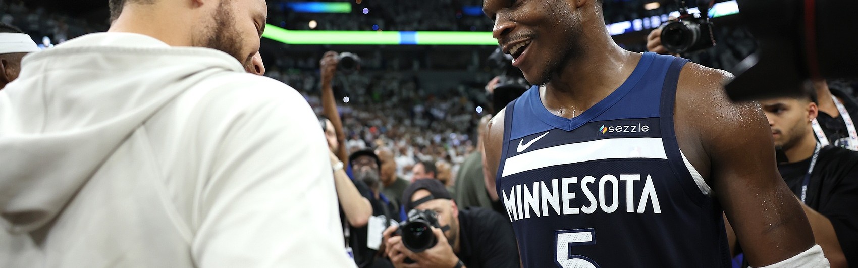 kaiyun.com-爱德华兹：库里是我兄弟&amp;我爱他的一切 他是最伟大控卫 不太懂rap