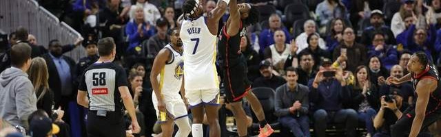 开云-心态失衡！勇士最多落后30分：库里16中6仅16分，老板双手抱头