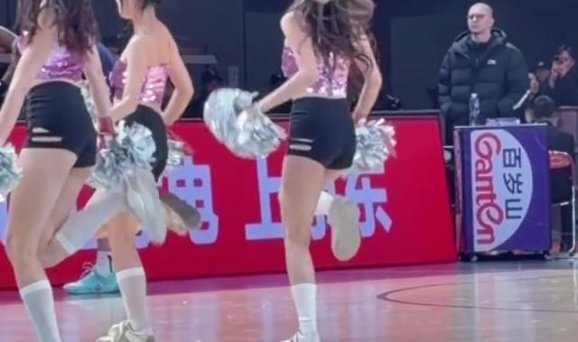 开云体育-动感青春！媒体人晒广州男篮主场啦啦队的舞蹈表演视频